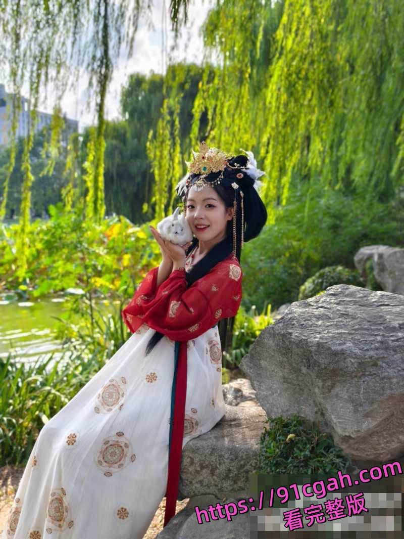 江西宜春美甲师骆馨琪被渣男哄骗贩卖性爱视频 疯狂打桩操到两腿发软颤抖!-1