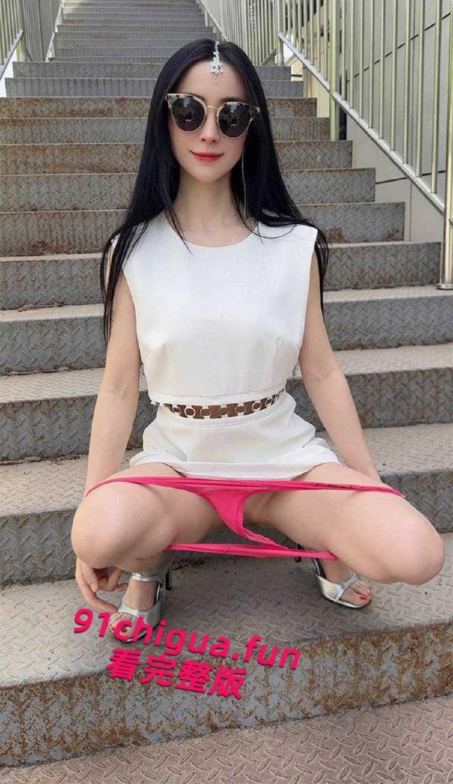 推特网红【西安大表姐】最新露出合集,餐厅商场天桥肆意露出狂欢自慰,淫荡表情反差到极致!-2