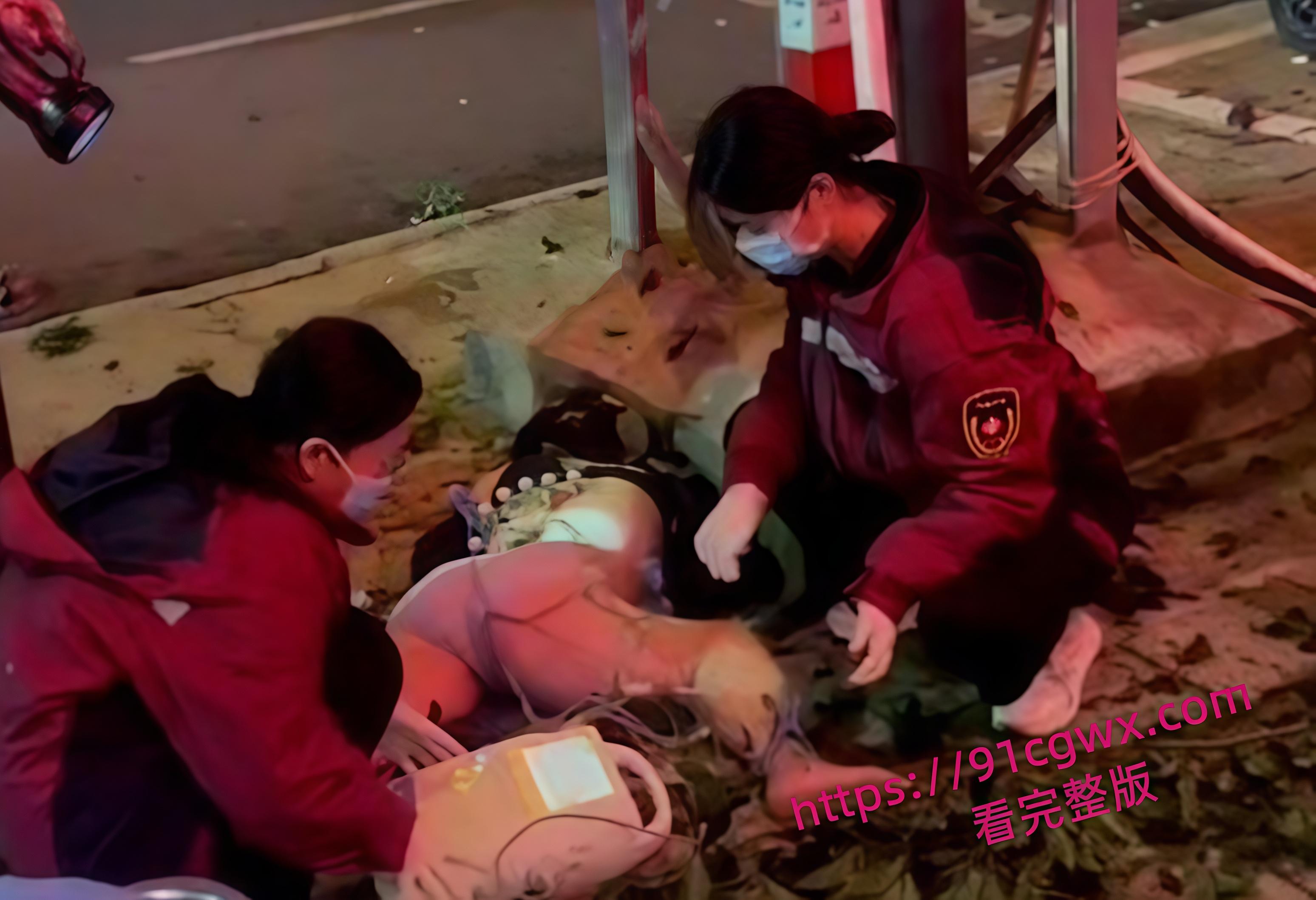 血腥慎入!云南砚山县 锦华宾馆门口发生车祸 现场惨不忍睹-1