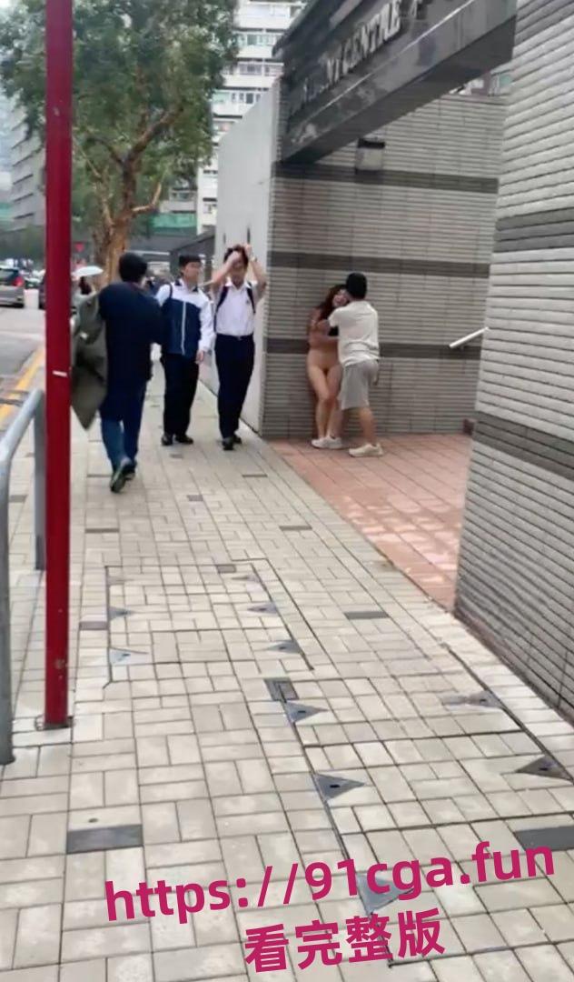 热门疯传!香港街头惊现一女子裸奔 男子赶忙上前按住-3
