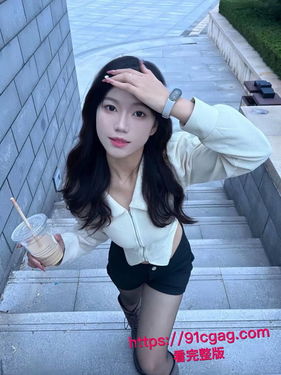 深圳龙岗区【陈泽欣】背着男友跟男闺蜜去喝酒 酒过三巡后被带到酒店爆操 3P 男闺蜜吃伟哥直接把骚逼干哭-11