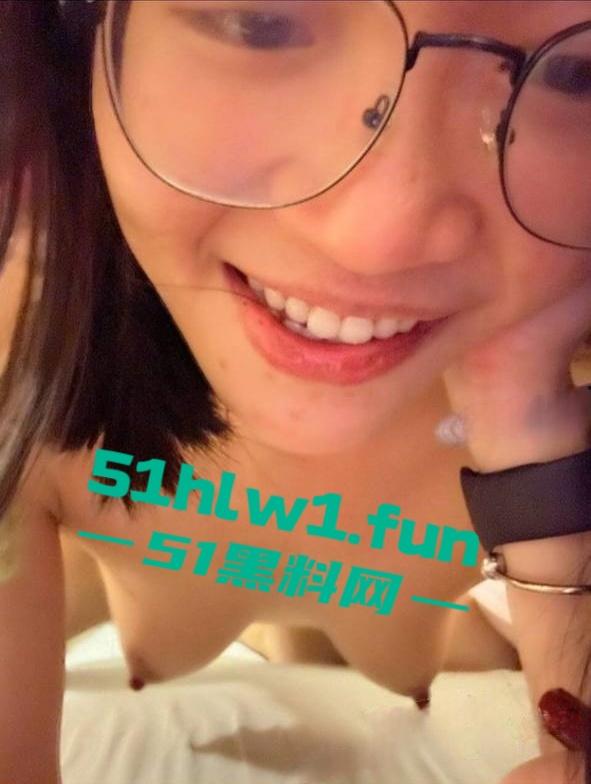 分享河北廊坊极品人妻超真实眼镜反差婊床上笑容春光灿烂，极致的骚妻的性福时光。-12