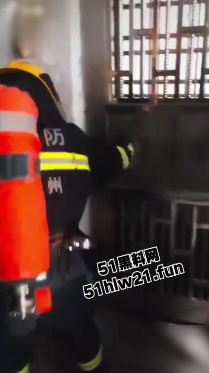 奇葩消防队捉奸行动,邻居听楼下有女人喊救命,果断报警119消防员破门而入,竟是两人做爱女人被操爽了。-5