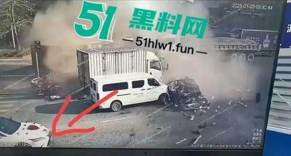 突发惨剧!广东河源一辆比亚迪SUV撞向大货车瞬间解体大货车撞翻,车主女司机高跟鞋头都粉碎了。-6