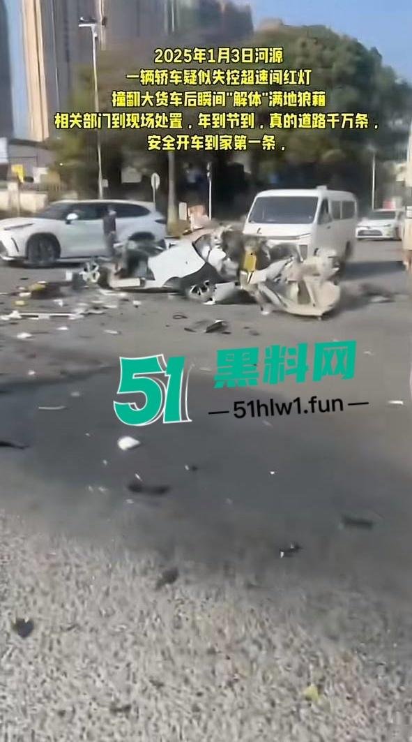 突发惨剧!广东河源一辆比亚迪SUV撞向大货车瞬间解体大货车撞翻,车主女司机高跟鞋头都粉碎了。-7