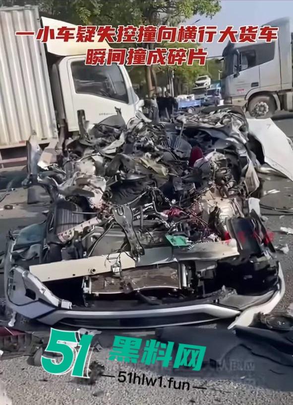 突发惨剧!广东河源一辆比亚迪SUV撞向大货车瞬间解体大货车撞翻,车主女司机高跟鞋头都粉碎了。-9