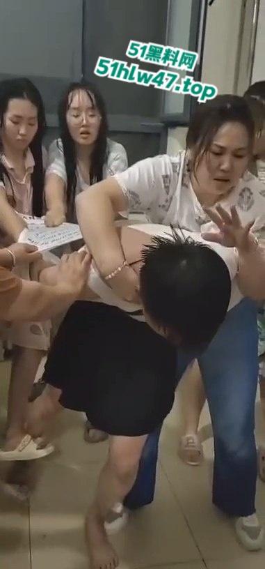 男扮女装的变态，潜入女生楼在厕所偷拍遭翻车被当场活捉，瓜友可真是惨被一群女人围攻。-1