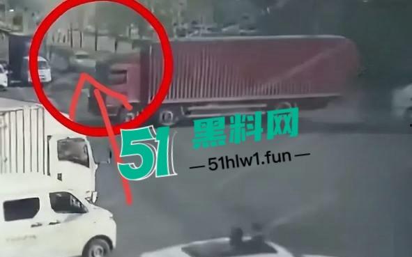 突发惨剧!广东河源一辆比亚迪SUV撞向大货车瞬间解体大货车撞翻,车主女司机高跟鞋头都粉碎了。-13