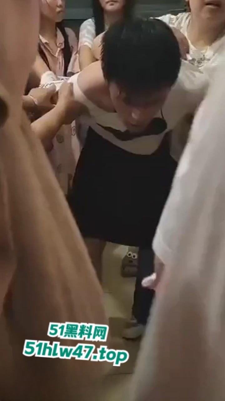 男扮女装的变态，潜入女生楼在厕所偷拍遭翻车被当场活捉，瓜友可真是惨被一群女人围攻。-8