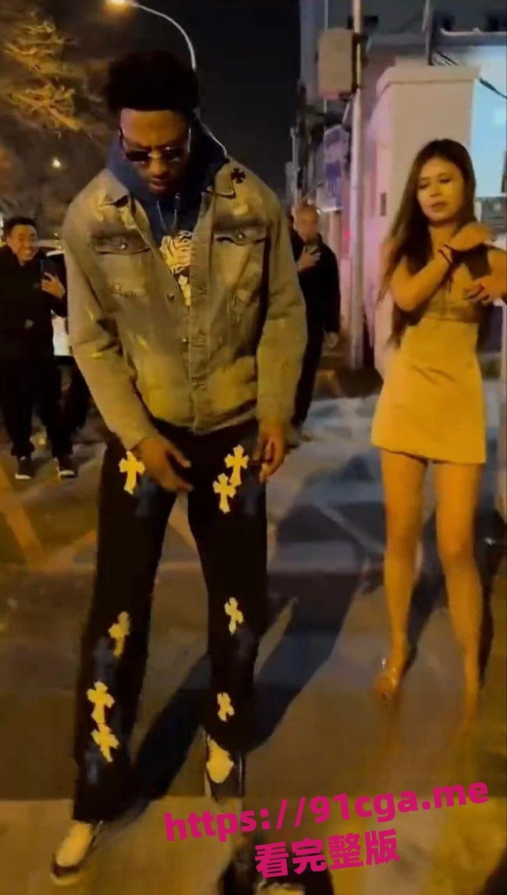 三里屯和黑人约会的集美遭曝光 街拍模特实为外围女 媚黑骚鸡身份揭秘！-6