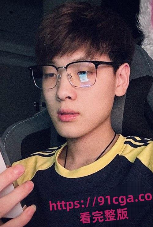 快手网红精神小伙「白菜」遭遇暴打黑历史曝光!酒店内群殴引发热议!-5