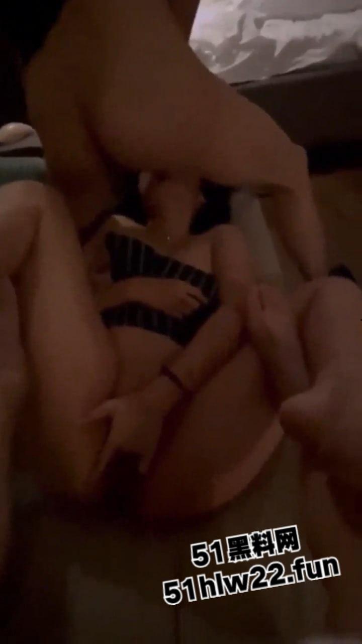 新疆高颜值尤物【斯琴】 高挑身材性感女神,男友玩的非常开放带闺蜜遭男友带兄弟轮操轮奸。-9