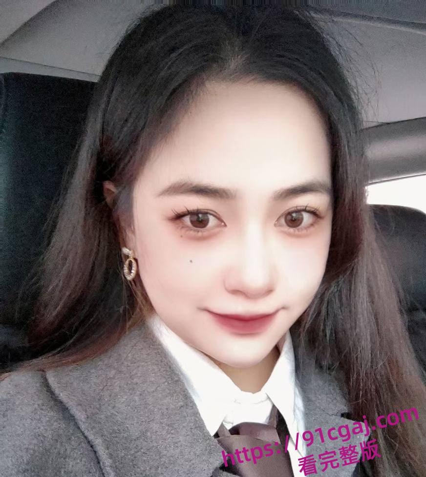 重庆财大高颜值新疆学妹夏兹热丽,与生活中的高冷样子形成了完美反差-1