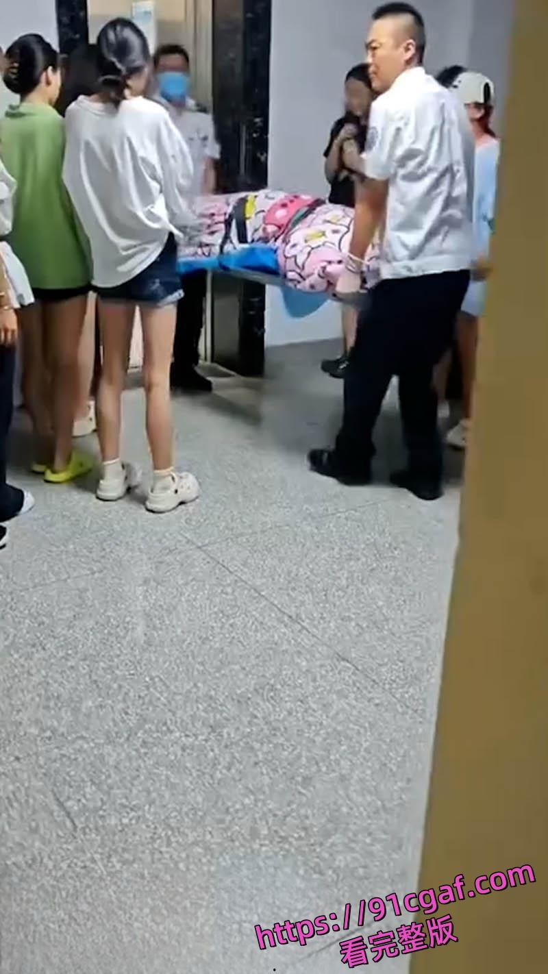 甘肃农大女生宿舍生娃惨剧 大二学姐失血过多命悬一线 救护车狂啸孩子哭嚎-2