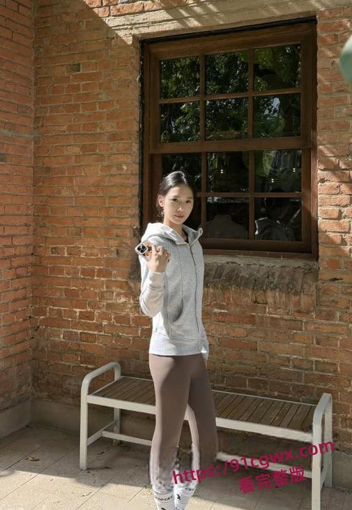 华北电力大学校园长椅成新的网红打卡点女孩脱外套只剩短裙，尼哥压上身，舌吻拉丝湿热-1