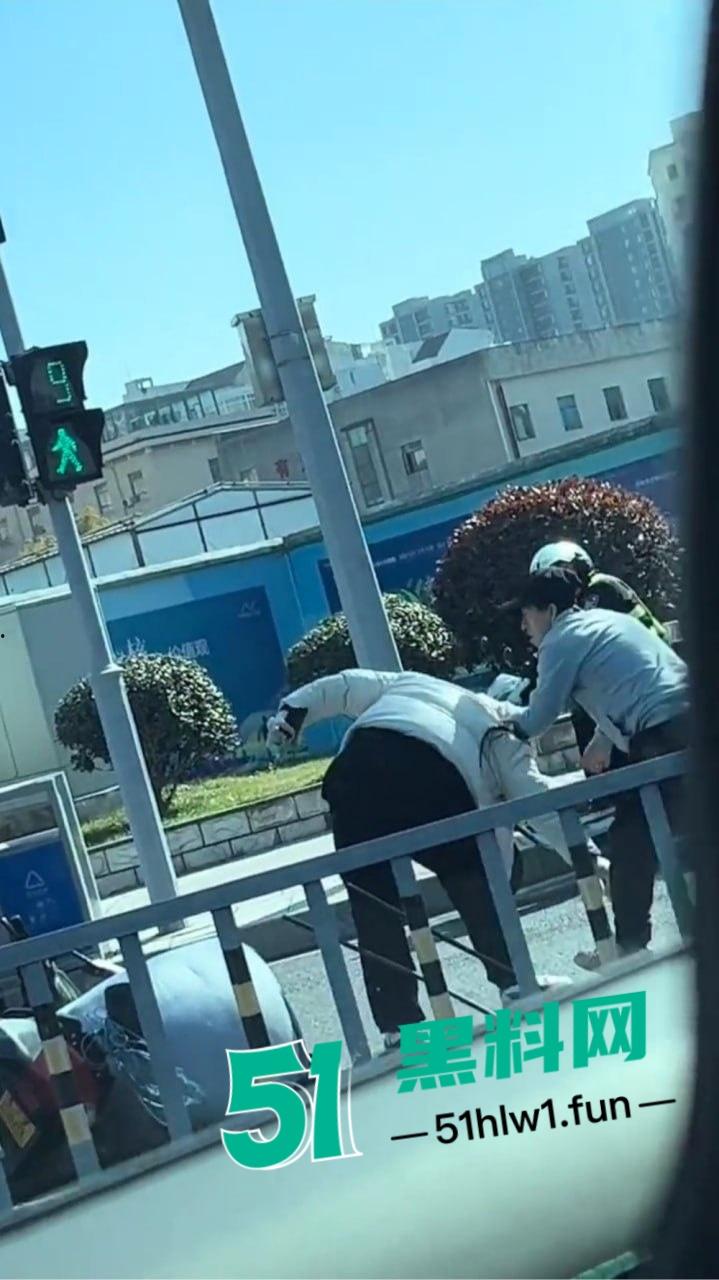 宁波街头闹剧吵架吵到电瓶车上，宁波一对男女疯鞭打电瓶车 这是吵架还是电瓶车得罪了谁？-6