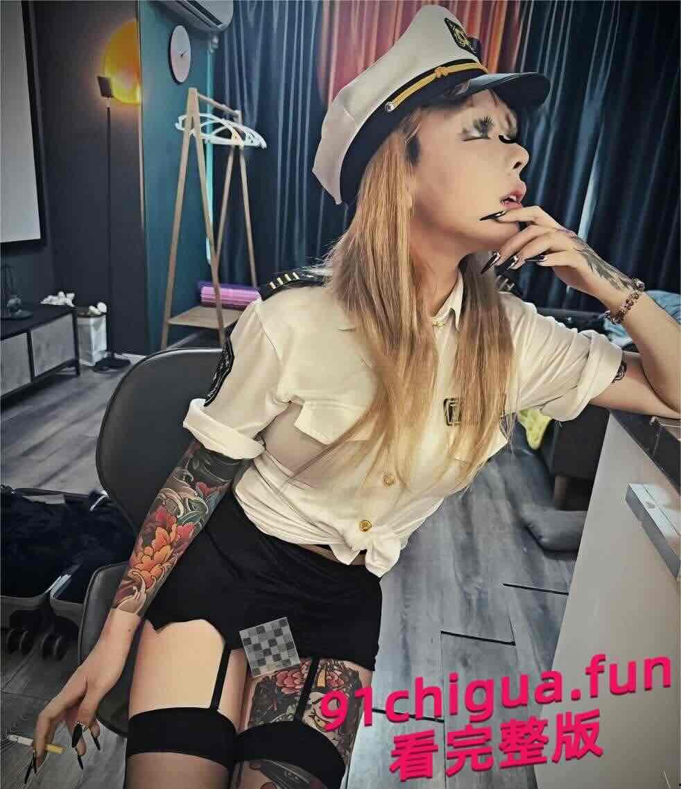 超高颜值纹身女王王小雨被被爆受虐性瘾，性感制服诱惑搭配黑丝性爱视频流出惊爆网络！-6