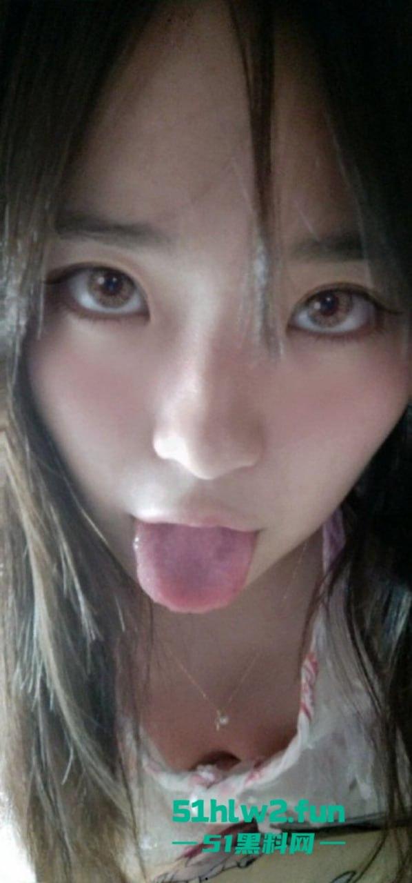 湖北师大高颜值骚母狗【黄馨瑶】为情所困对渣男友言听计从,口爆吞精无套激射自甘堕落做其床上玩物。-4