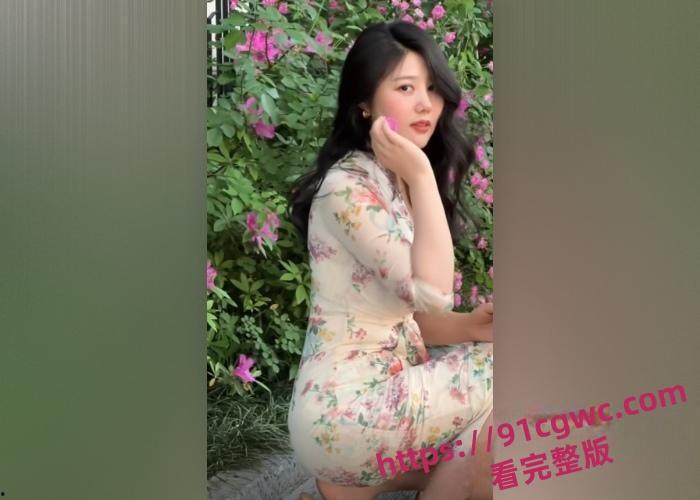 爸爸临时公司加班家中只有我和妈妈，这么好的机会怎么能放过，直接把妈妈操他失禁水都流了一地-1