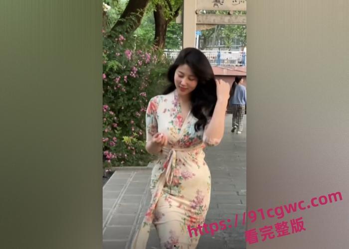 爸爸临时公司加班家中只有我和妈妈，这么好的机会怎么能放过，直接把妈妈操他失禁水都流了一地-3