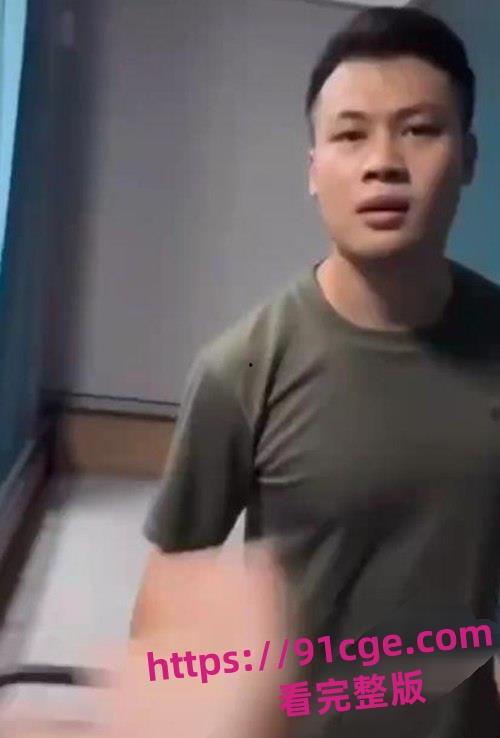 广东花城工商技工学校军训教官与学生查寝发生冲突!把学生推倒在地疯狂殴打!-3