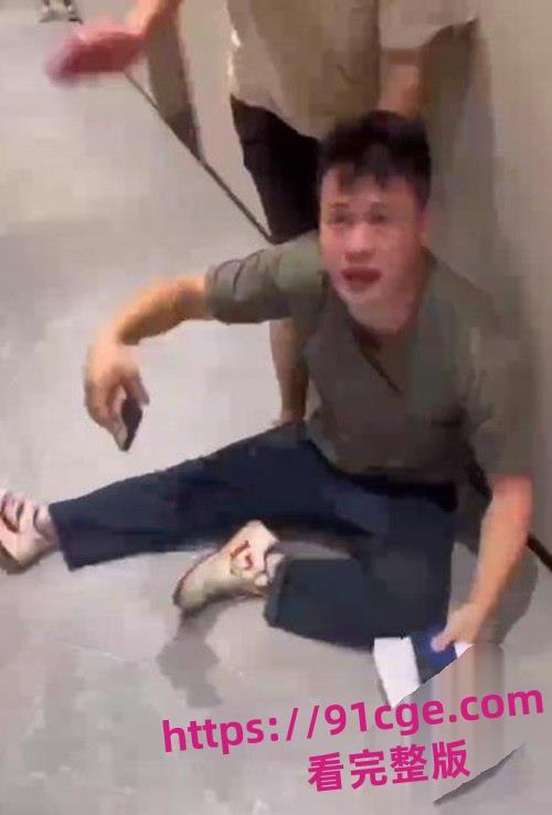 广东花城工商技工学校军训教官与学生查寝发生冲突!把学生推倒在地疯狂殴打!-5