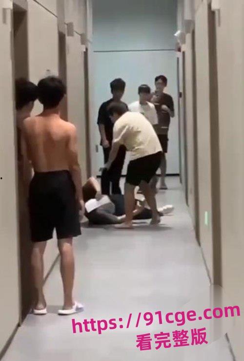 广东花城工商技工学校军训教官与学生查寝发生冲突!把学生推倒在地疯狂殴打!-7