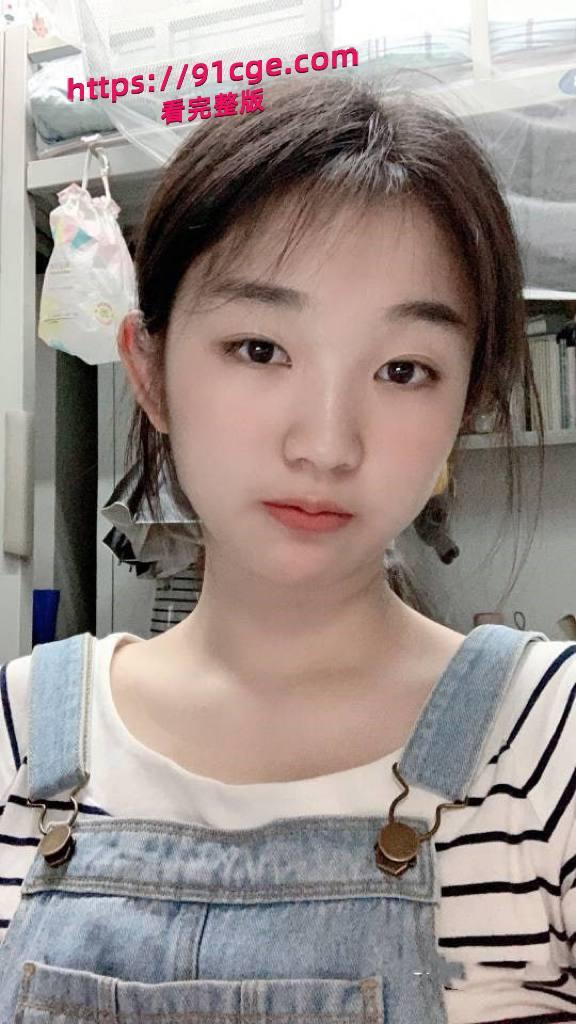 邻家反差乖乖女,长相甜美清纯,皮肤白嫩身材娇小可人,尽显学生妹气质。 渣男分手求和遭拒 ,怒而被曝光她的不雅自拍-1