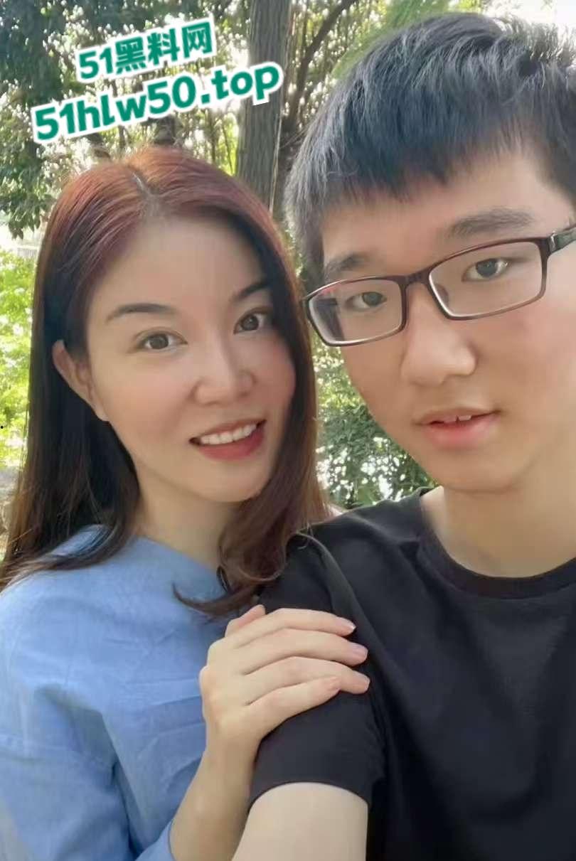 乱伦系列之母子,单身骚妈微博发亲吻照宣示亲儿使用权,居家做爱后入肥臀边包饺子边授精。-2