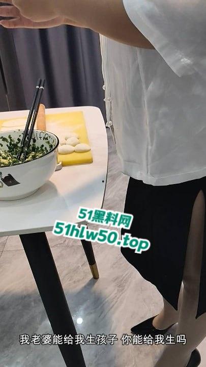 乱伦系列之母子,单身骚妈微博发亲吻照宣示亲儿使用权,居家做爱后入肥臀边包饺子边授精。-3