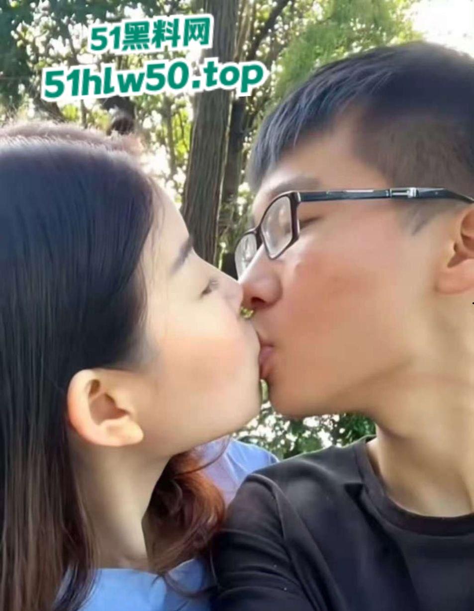 乱伦系列之母子,单身骚妈微博发亲吻照宣示亲儿使用权,居家做爱后入肥臀边包饺子边授精。-6