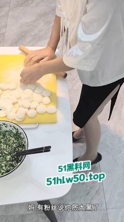 乱伦系列之母子,单身骚妈微博发亲吻照宣示亲儿使用权,居家做爱后入肥臀边包饺子边授精。-7