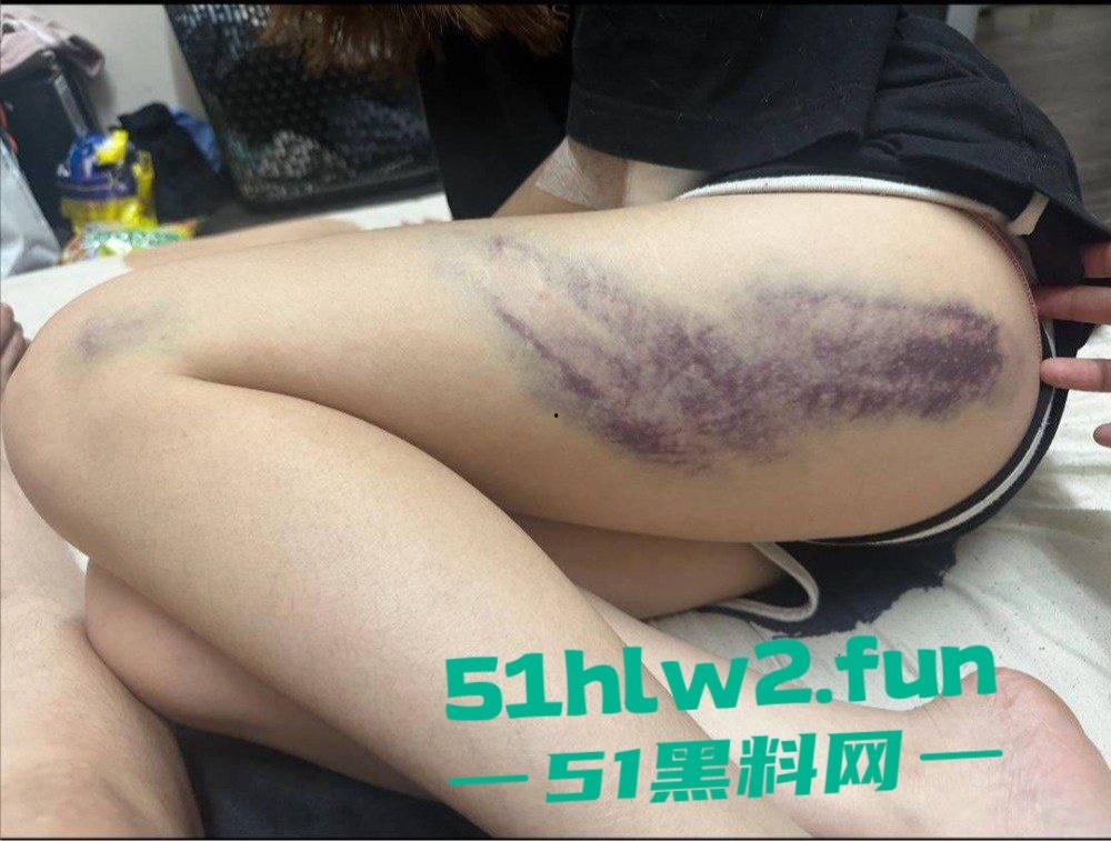 台湾直播主遭一群人拳打脚踢,直播间瞬间变战场,棍子都拿出来了招呼着打,实在是辣眼!-5