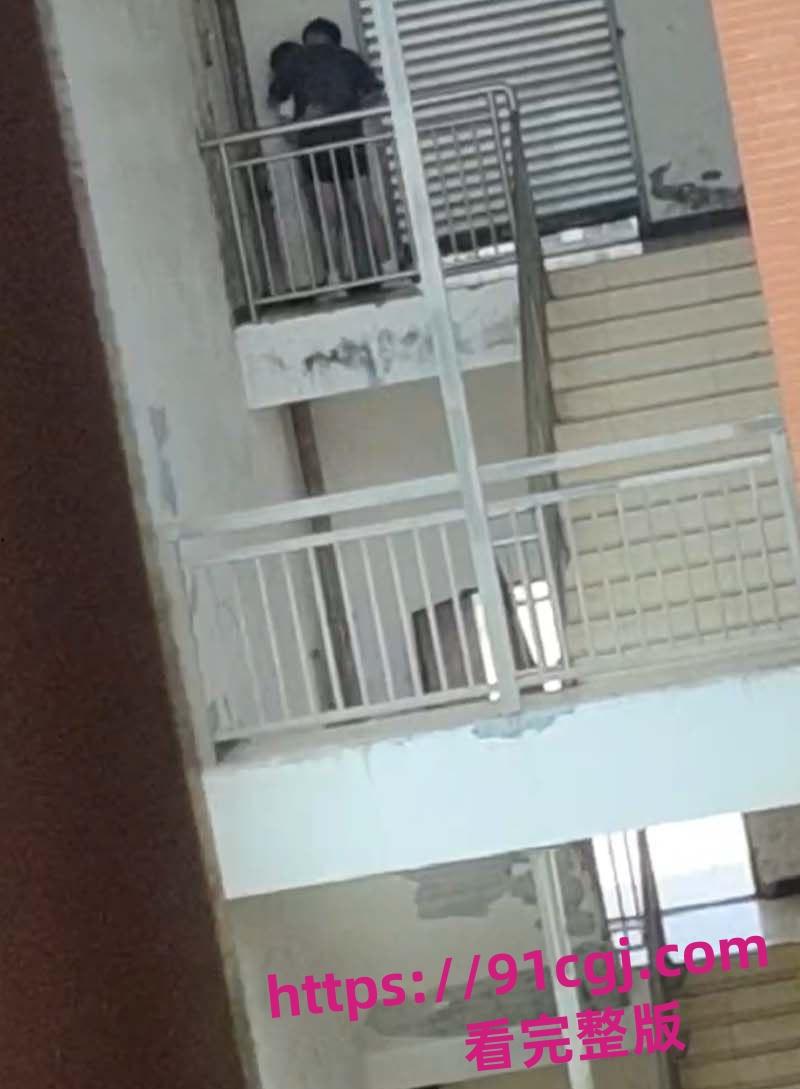 四川仁寿县第二高级职业中学学生在教学楼上演活春宫 光天化日后入女友胆子太大了!-2