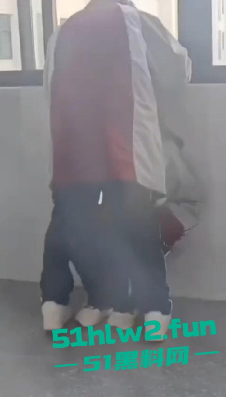 江苏淮阴中专教室走廊变活春宫!学生狗男女当众表演口交,偷拍视频疯传,学校沦为龟狗乐园!-3