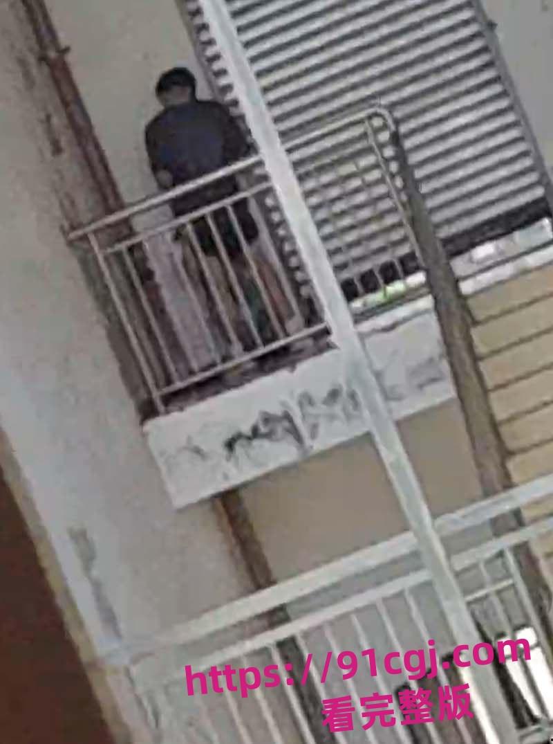 四川仁寿县第二高级职业中学学生在教学楼上演活春宫 光天化日后入女友胆子太大了!-3