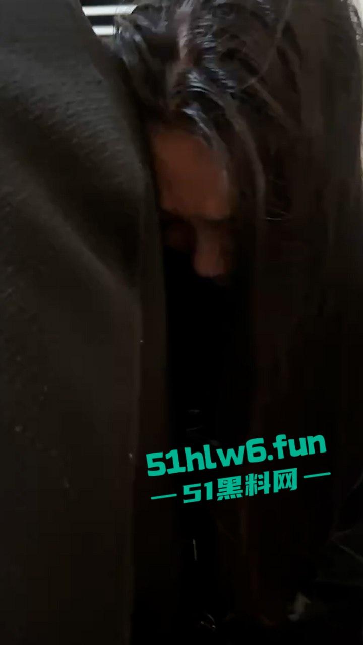 福建真实抓奸实拍，奸夫淫妇家中私会被突然回来的正主当场抓奸，撕逼现场还一直维护小三。-5