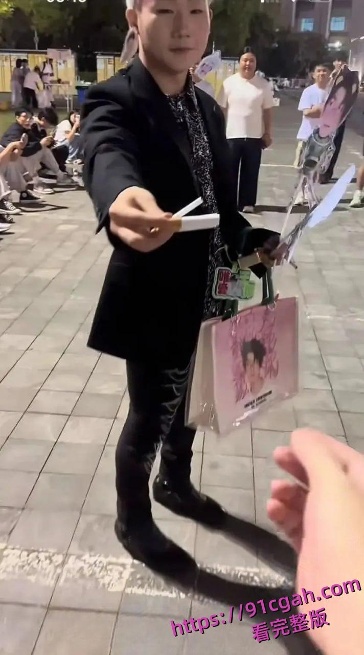 网红王扁现身王源演唱会现场被小汤圆围攻真实,王源粉丝大战黑粉!-7