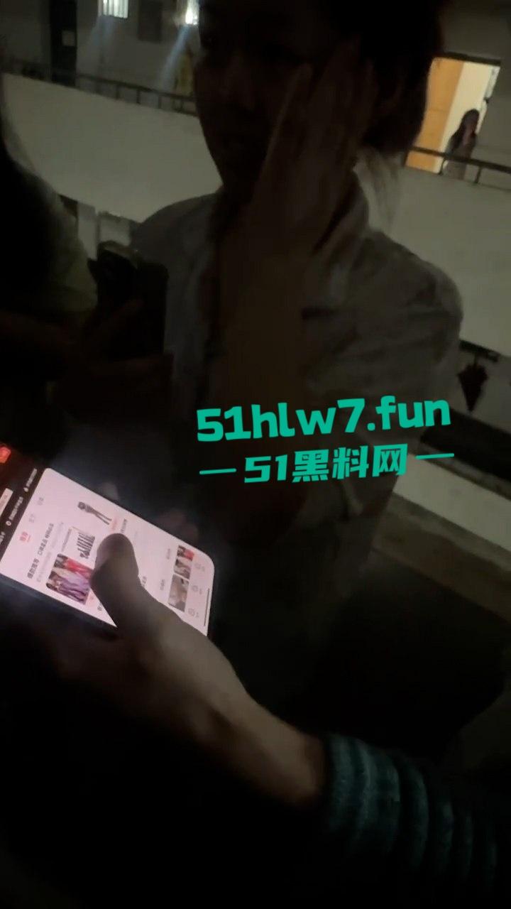 畜生啊！湖南文理学院一副教授出轨女学生大量学生现场喊话！老婆这么漂亮还出轨。-1