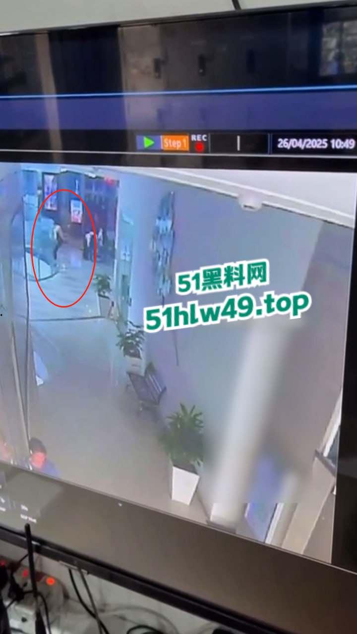广东佛山万达广场，男子跳楼自杀监控画面流出，疑似感情受挫婚后竟被渣女带走全部财产想不开。-5