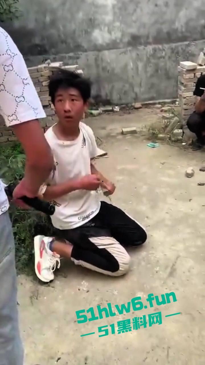 河南南阳暴力事件，精神小伙虐待殴打学生拍下视频炫耀，人神共愤必须重判啊。-8
