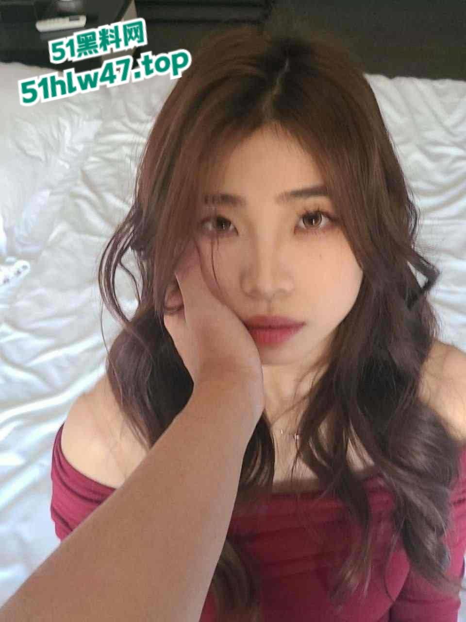 山西师范大学【刘景辛】大一新生性感尤物，背着男友和体育生开房做爱吃鸡视频流出。-1