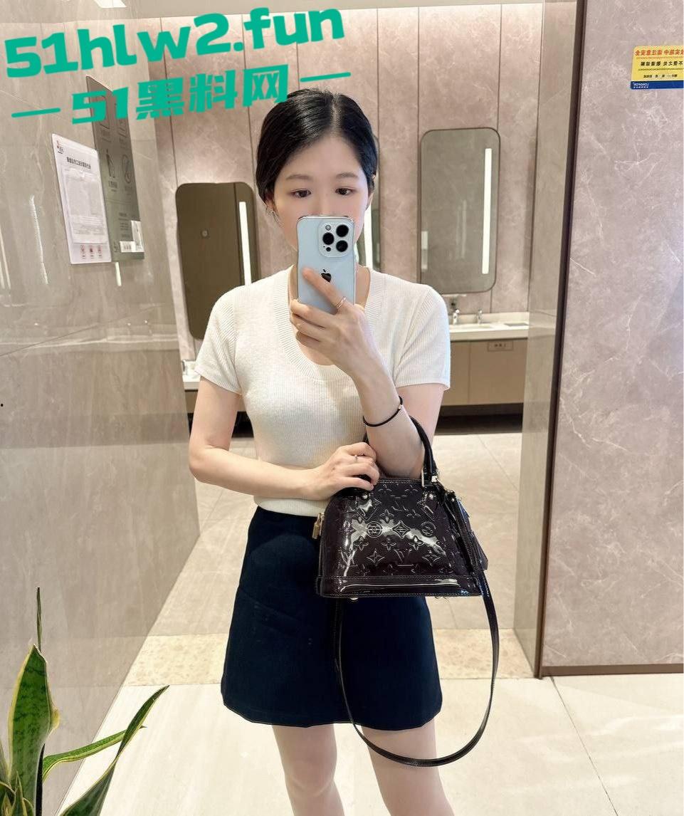 瓜友投稿前女友【刘亦菲】不输大明星，肤白貌美骚得要命，骚逼属性拉满，一摸就湿，粉嫩到让人冲动！-5