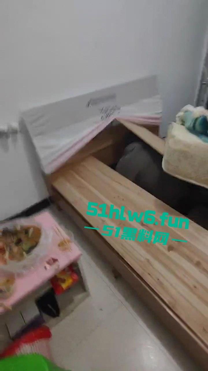 抓奸现场，妻子在外地打工出轨他人，丈夫携兄弟们上门捉奸，情夫竟然藏在床底下?-5