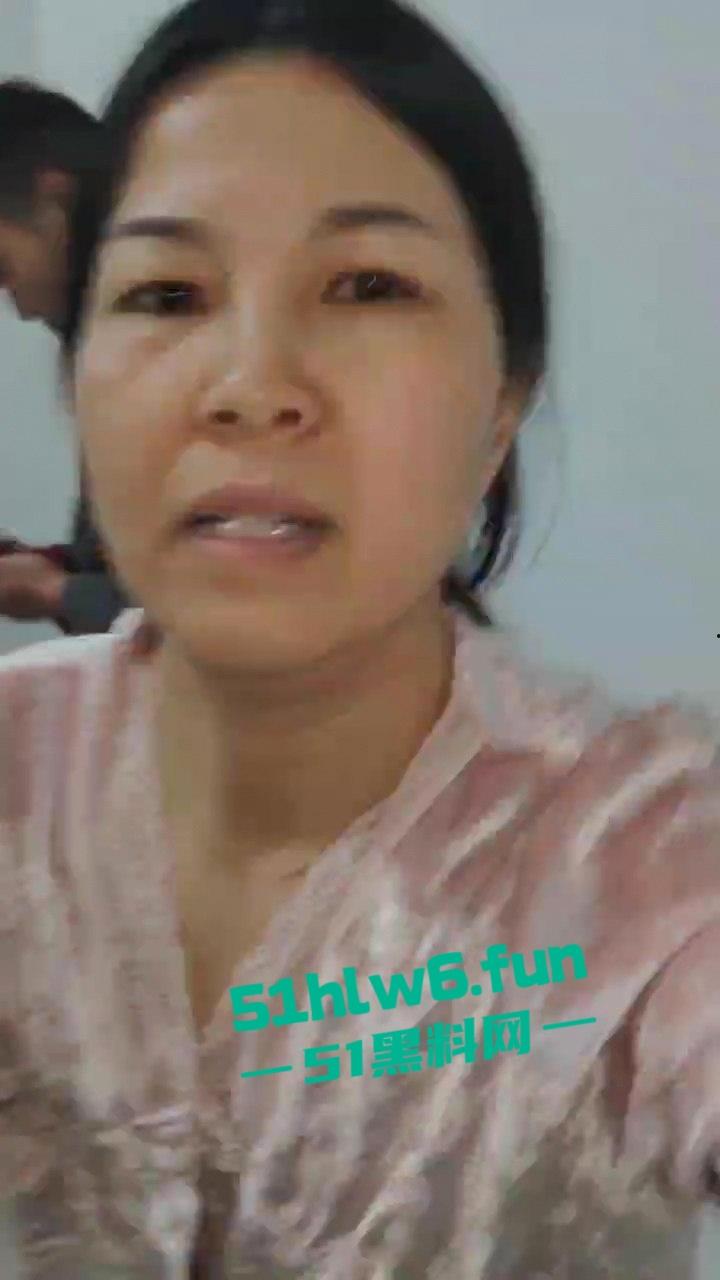 抓奸现场，妻子在外地打工出轨他人，丈夫携兄弟们上门捉奸，情夫竟然藏在床底下?-6