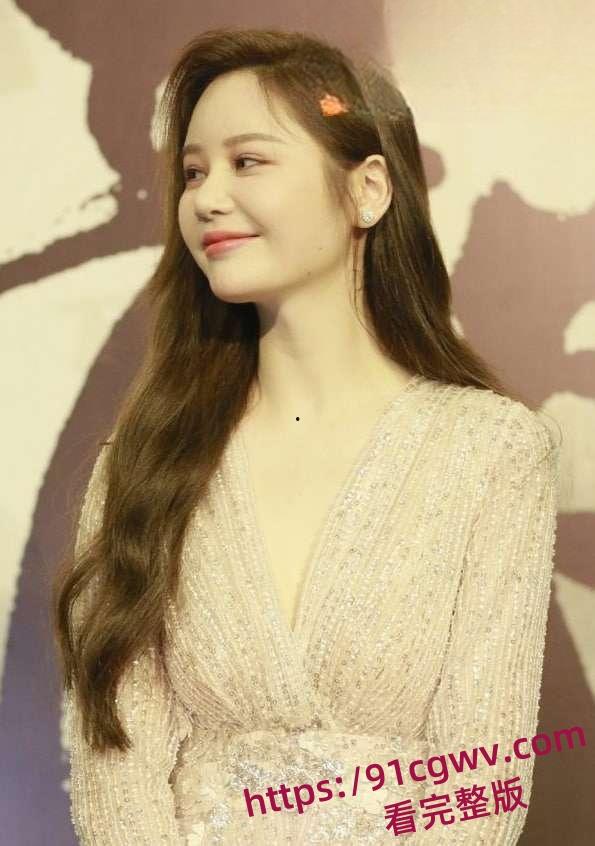 追龙2女主角，晶女郎邱意浓，直播时大方露奶给大家看，难怪王晶对她这么喜欢，原来奶子这么大-1