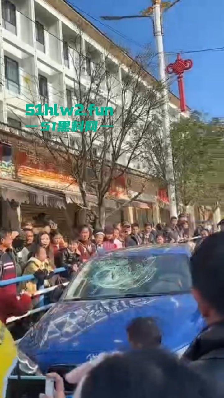 贵州紫云硬核原配当街抓小三，骑车顶猛砸车吓得狗男女龟缩车内不敢出，当街大闹惹人围观。-2