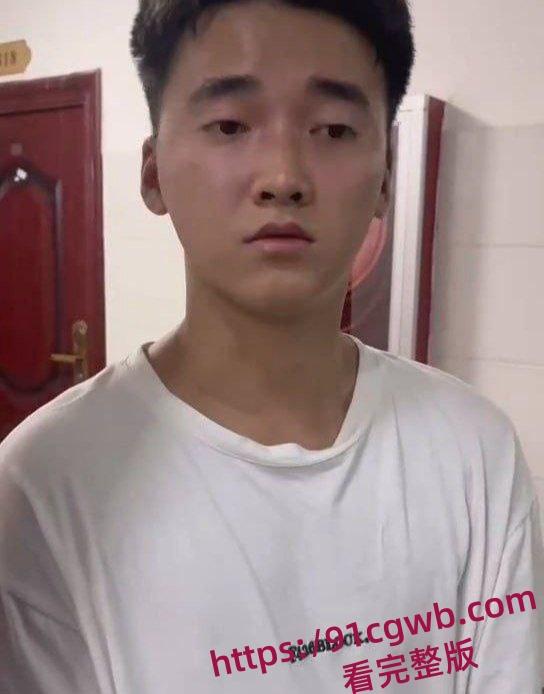 贵州民族大学潜入寝室偷拍男恳求女生们勿扩散 高校女生们勇擒潜入寝室偷拍男! ​​​-10