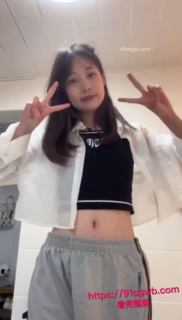 可爱大眼贫乳萌妹私密炮战视频流出！甜美清纯脸蛋全裸自拍奶头硬翘阴唇湿润欲拒还迎，男友大鸡巴无套狂怼骚穴主动迎合变床上骚货-4