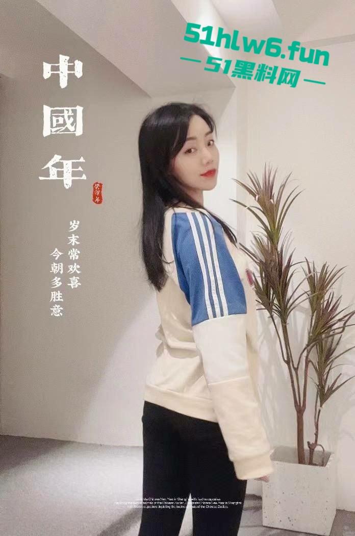 河南师范大学【梁雅倩】高颜值反差尤物，细腰长腿小穴粉嫩背着男友和土豪裸聊被男友发现后曝光。-5